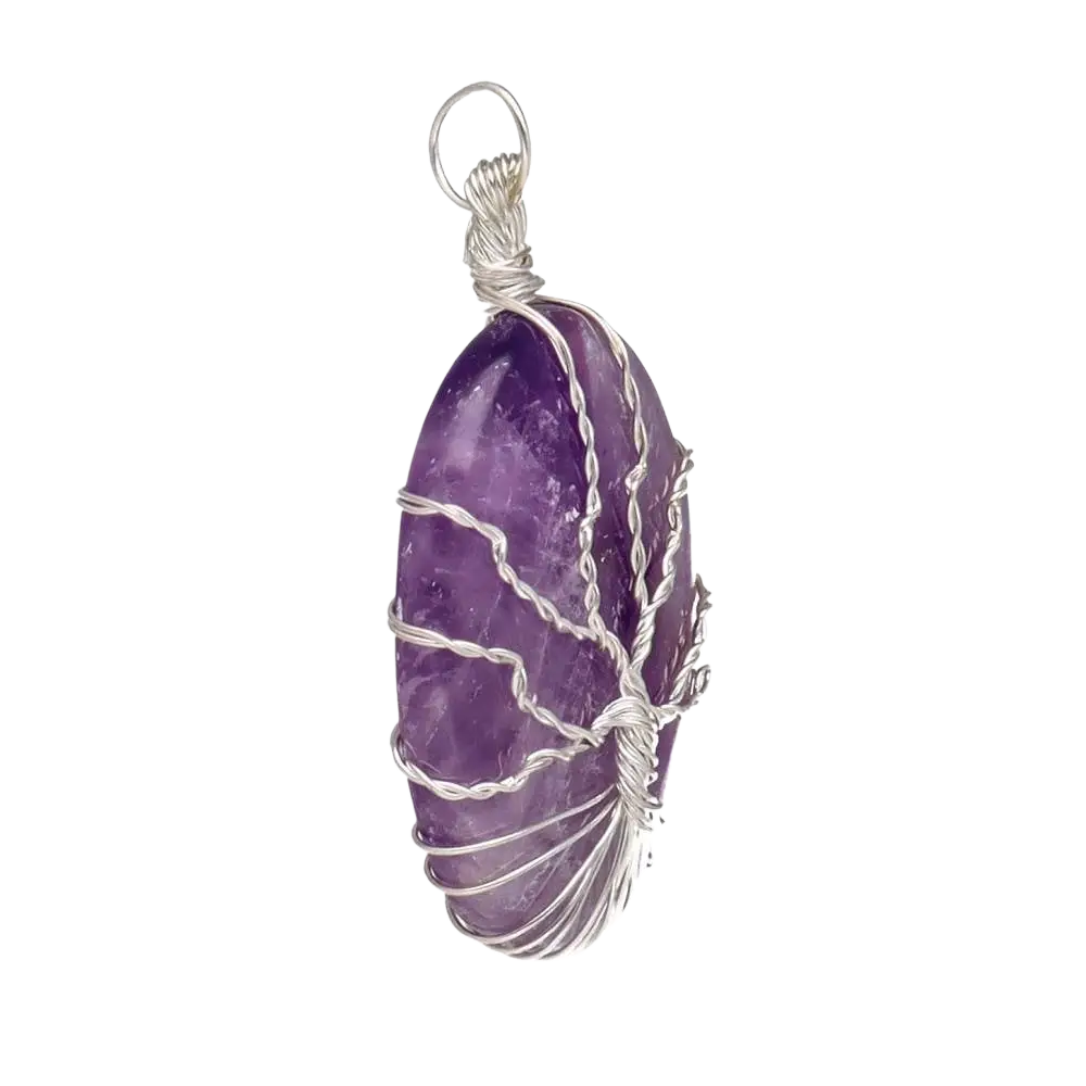 Versilberter Anhänger aus gerolltem Amethyst mit Baumleben-Motiv, elegantes Schmuckstück, detailreiche Gestaltung.