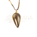 Ein silberner steinanhänger mit glatter, reflektierender oberfläche aus knochenstein guatemala im mana shop bern