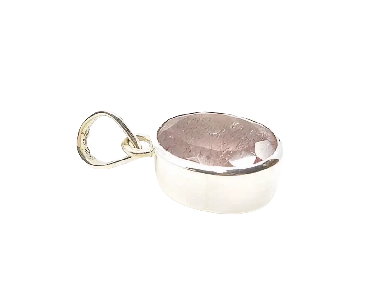 Eleganter silberner Anhänger Super Seven aus GangaPrem, ovaler Schmuck-Anhänger mit glatter Oberfläche.