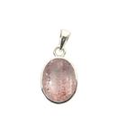 Ein filigraner silberanhänger super seven mit ovalem, durchscheinendem rosa edelstein und roten untertönen