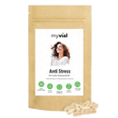 Anti-Stress Kapseln von myvial mit Tulsi, GABA und Ashwagandha, einzelne Nahrungsergänzungskapseln auf weißem Hintergrund