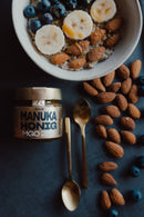 Glas ANUK Manuka-Honig MGO250 Honig von der Marke ANUK Honey, cremige Konsistenz, goldgelbe Farbe, Nahaufnahme.