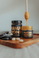 Heller Manuka-Honig von ANUK Honey in einem Glas, hochwertige Premiumqualität mit MGO 400+ für natürlichen Genuss