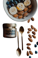 Ein glas mit hochwertigem premium-honig anuk manuka-honig mgo250 mit golddeckel und etikett mgo 20+