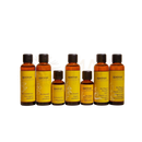Set aus sieben amberglasflaschen mit apeiron bio mandelöl pflegeöl für empfindliche haut mit gelben etiketten