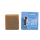 Eine braune rechteckige apeiron fuß- & hornhaut peeling-seife 100g für schöne weiche füße handgemacht