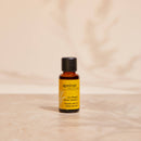 Apeiron Jojoba-Teebaum Bio-Pflegeöl in 30ml Flasche, Naturkosmetik-Körperpflege, mit Jojoba und Teebaumöl, auf weißem Hintergrund
