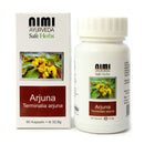 Eine weiße Schachtel und eine weiße Plastikflasche mit NIMI AYURVEDA Arjuna-Kapseln. Das Etikett zeigt eine Blume, den Inhalt von 60 Kapseln und das Gewicht von 32,8 g.