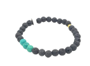Armband lavastein mit schwarzen lava stone perlen, türkisfarbenen howlite-abschnitt und goldenem akzent