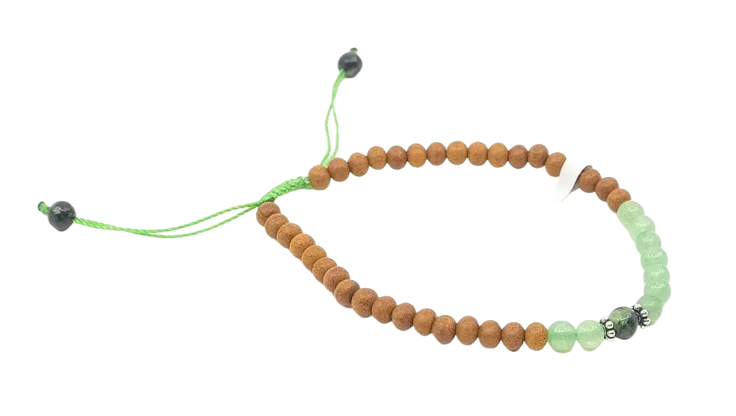 Handgefertigtes Armband aus Sandelholz, Aventurin und Rubin-Zoisit, elegantes Schmuckstück von GangaPrem.