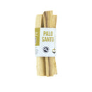 Ein Bündel Palo Santo-Räucherstäbchen, eingewickelt in ein weiß-grünes Papieretikett.