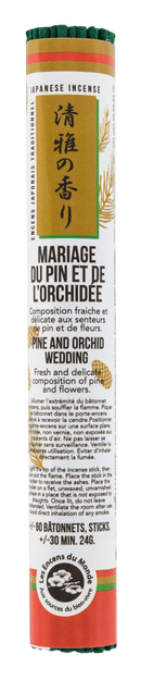 Japanische kurze Weihrauchröllchen von AROMANDISE, Räucherwaren, in einer offenen Verpackung mit Räucherstäbchen und Holzhalter.