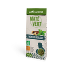 AROMANDISE Wild Green Mate Mint Lakritze Tee mit grünen Mate-Blättern, Minz- und Lakritzstücken, in einer Tasse.
