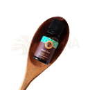Eine dunkle glasflasche aromaöl aqua oud von song of india mit schwarzem verschluss und türkis-braunem etikett auf holzlöffel