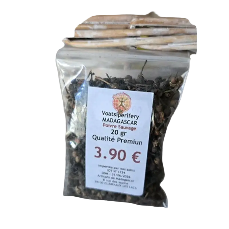 Ein klarer plastikbeutel mit dunklem getrocknetem madagaskar pfeffer voatsiperifery von artisans de madagascar 20 g