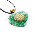 Grünes malachit-herz mit echten smaragd-fragmenten und goldener blume des lebens von artisans de madagascar