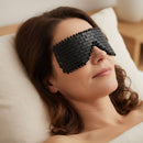 Schwarze Obsidian-Gesichtsmaske von Artisans de Madagascar zur Hautpflege und natürlichen Entspannung, zeigt die glatte, schwarze Oberfläche