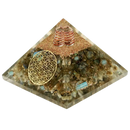 Klarharz orgon pyramide mit eingebetteten labradorit steinen, goldfarbigem blume des lebens design und kupferdrahtspule