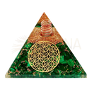 Transluzente grüne orgonit malachit pyramide mit naturstein kristallen und goldener blume des lebens von artisans de madagascar