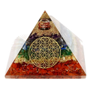 Klare orgonite pyramide mit bunten gemstones, goldener blume des lebens und roter drahtspule kunsthandwerker aus madagaskar