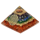 Elegante orgonit pyramide aus madagaskar mit klarer harz pyramide, regenbogen-kristallen und goldener chakren mit blume-design