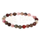 Beaded bracelet aus versteinerten holzperlen in rot, rosa und braun von kunsthandwerkern aus madagaskar