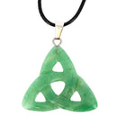 Artisans de Madagascar Celtic Trinity Anhänger aus grünem Aventurin, 34 mm Schmuckstück mit kunstvollem Design