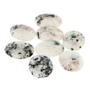 Zwei Mondstein-Perlen von 3,5 bis 4 cm, handgefertigter Schmuck von Artisans de Madagascar, glänzend und transparent.
