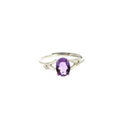Verstellbarer Amethyst-Ring von Artisans de Madagascar, 9 x 7 mm, aus versilbertem Messing, detailreiche Schmuckdetailaufnahme