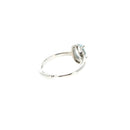 Verstellbarer Fingerring aus versilbertem Messing mit blauem Topas, 6x4 mm, Schmuck von Artisans de Madagascar