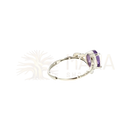 Ein verstellbarer amethyst ring aus silberbeschichtetem messing mit rechteckigem amethyst von kunsthandwerkern aus madagaskar