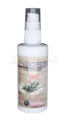 Weiße sprayflasche mit transparentem pumpkopf arvenfeuer muskelspray hot wärmendes naturöl-spray mit kräuterbild aus bergwäldern graubündens