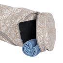 Beige asana bag cotton maharaja mit taupe silber paisley muster und reißverschluss zeigt smartphone und blaue handtuch