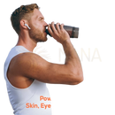 Ein mann trinkt aus einer dunkelgrauen translucent sportwasserflasche mit schwarzem deckel und griff zur unterstützung von harmonify astaxanthin 12mg potent antioxidant support