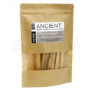 Eine 25 g packung artisan palo santo grünbaumstäbchen in brauner kraftpapierverpackung mit sichtfenster