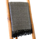 Weiche Boho Comfort Decke in Anthrazit, 125 x 150 cm, von AW Artisan, liegt auf einem Sofa, ideal für gemütliche Abende.
