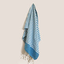 Himmelblauer Baumwoll-Sarong von AW Artisan, 100x180 cm, als Lunghi in weichem Stoff sichtbar.