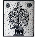 Ritualtuch aus Baumwolle mit Elefantenbaum-Motiv, 230x200 cm, von AW Artisan, als Wandteppich oder Decke verwendet