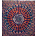 Ein blau-oranger Mandala-Wandteppich mit einem detaillierten kreisförmigen Paisley- und Blumenmuster.