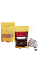 Gelbe pouch von ayamani love choc mit schwarzem label und fenster für aphrodisierende heisse schokolade aus rohem kakao