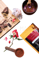Ein leuchtend gelb rotes paket ayamani love choc aphrodisierende heisse schokolade mit rohem kakao in dunklem pulver