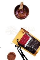 Ein gelb schwarzes paket ayamani love choc mit rotem etikett und botanischen illustrationen für aphrodisierende heisse schokolade mit rohem kakao