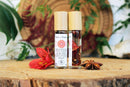 Balancierendes Wurzel-Chakra-Öl von Ayamani Naturals mit Kräutern und Kristallen in einer Flasche, natürliche ätherische Öle.