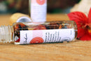 Ätherisches Balancierendes Wurzel-Chakra-Öl von Ayamani Naturals mit Kräutern und Kristallen, Flasche mit aromatischem Öl