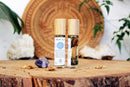 Ätherisches Öl für das dritte Auge mit Ajna Chakra, Kristallen und Kräutern, von Ayamani Naturals, in einer Flasche auf weißem Hintergrund