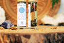 Ätherisches Öl für das dritte Auge mit Ajna Chakra, Kristallen und Kräutern von Ayamani Naturals, in einer dunklen Flasche.