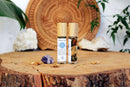 Ätherisches Öl für das dritte Auge mit Ajna Chakra, Kristallen und Kräutern von Ayamani Naturals, Flasche auf weißem Hintergrund