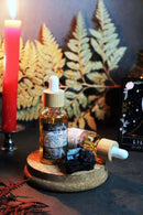 Ayamani Naturals Lilith Oil ätherisches Ritualöl mit Mondstein- und Tigeraugenkristallen, feminines und spirituelles Aroma, Flasche.