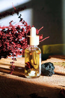 Ätherisches Lilith Öl von Ayamani Naturals mit Mondstein- und Tigeraugenkristallen, für feminines Ritual und spirituelle Praxis.