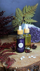 Ätherisches Lilith Öl von Ayamani Naturals mit Mondstein- und Tigeraugenkristallen, für feminines Ritual und spirituelle Praxis.